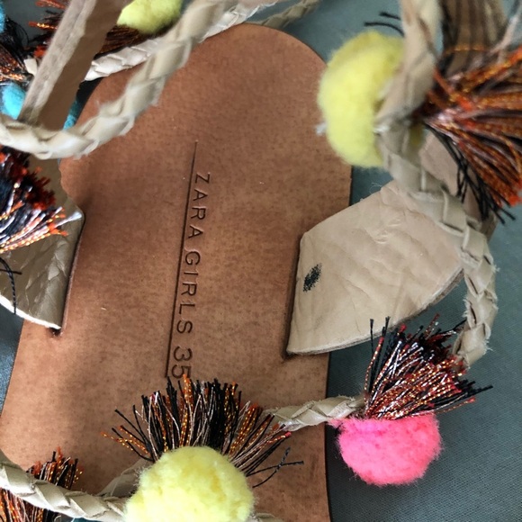 Zara Girls Pom Pom Sandals - size 3.5 - Picture 4 of 5